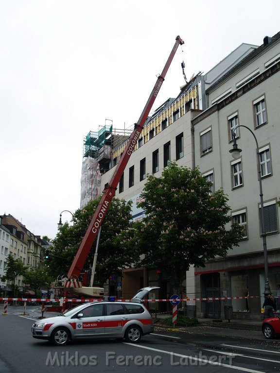 800 kg Fensterrahmen drohte auf Strasse zu rutschen Koeln Friesenplatz P23.JPG